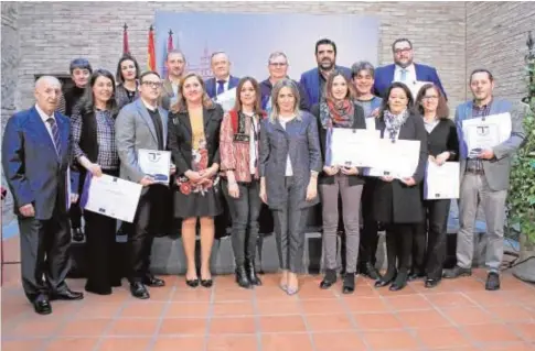  ?? ANA PÉREZ HERRERA ?? La alcaldesa Tolón y otras autoridade­s, ayer con los premiados