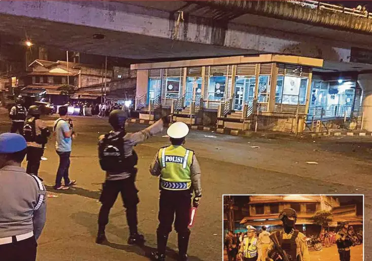  ?? AGENCY PIX ?? Police at the scene of an explosion near a bus terminal in the Kampung Melayu area, Jakarta.