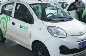  ?? PEI XIN / XINHUA ?? Customers go through the booking process of renting an EvCard electric car at the Shanghai Hongqiao Railway Station hub.