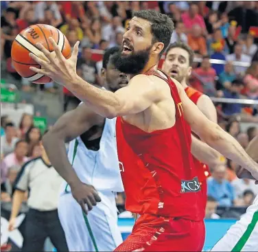  ??  ?? Mirotic, en un partido de la Selección con Pau Gasol de fondo.