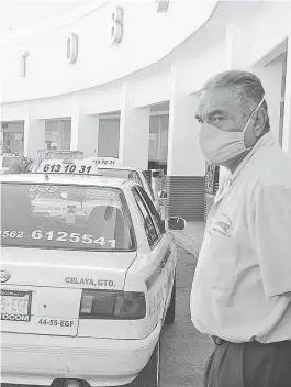  ?? FOTO: ALFONSO BERBER ?? Los taxistas esperan horas para encontrar pasaje.