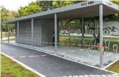  ?? Symbolfoto: Ralf Lienert ?? Fahrradbox­en, ähnlich wie hier in Kempten, sollen dieses Jahr auch an zwei Standor‰ ten in Günzburg errichtet werden.