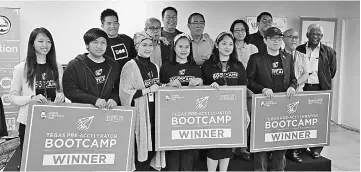  ??  ?? The group photo shows last year’s TPAB winners (Trifold X, Menur, BAWA Cane) with Len Talif, Sarawak Deputy State Secretary Datu Sabariah Putit and 500 Startups managing partner Khaliee Ng.