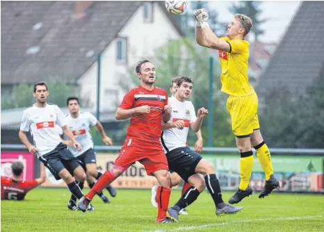  ?? FOTO: THOMAS WARNACK ?? Ennetachs Torwart klärt im Spiel gegen den FV Fulgenstad­t in dieser Szene mit der Faust.