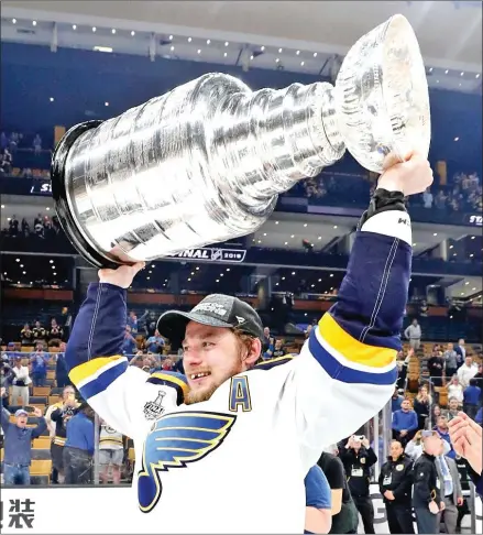  ?? GETTY IMAGES/AFP ?? The St. Louis Blues hoisted the Stanley Cup last season and have clinched a playoff spot this year but the reigning champs dropped their first official game back by a score of 2-1 to the Colorado Avalanche.