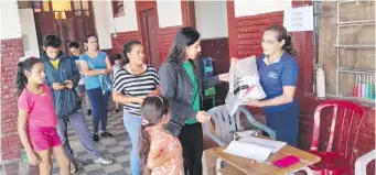  ?? ?? La directora de la escuela Monseñor Ángel Nicolás Acha hace entrega de un kit de útiles.