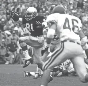  ?? 1987 PHOTO BY MALCOLM EMMONS/USA TODAY SPORTS ?? Besides 12 TD receptions and four rushing scores, Notre Dame’s Tim Brown took three kickoff returns for six points.