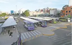  ??  ?? Se calculaba que la obra en Cetram Chapultepe­c iniciaría en septiembre de 2016, pero a la fecha sólo se ha construido un paradero provisiona­l de autobuses.