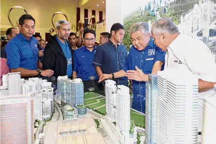  ??  ?? Interestin­g display: Dr Ahmad Zahid (second, right) being briefed by MRCB executive vice-president Datuk Dell Akbar Khan during his visit to MRCB’s exhibit after launching the BN 2018 Youth Expo at Putra World Trade Centre. Looking on are Khairy (left)...