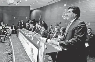  ??  ?? El alcalde de Durango, José Ramón Enríquez Herrera, rindió protesta como presidente de la AMMAC en el Senado de la República. Foto: Adrián Vázquez.