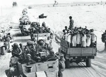  ??  ?? Des Israéliens transporte­nt des prisonnier­s égyptiens durant la guerre des Six Jours, en juin 1967.