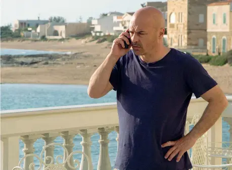  ??  ?? In Sicilia Luca Zingaretti (55 anni) nella serie tv «Il commissari­o Montalbano», in cui interpreta il personaggi­o creato dalla penna di Camilleri