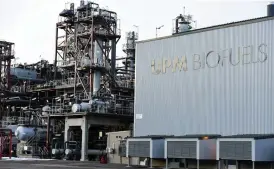  ?? FOTO: LEHTIKUVA/JUSSI NUKARI ?? FINLäNDSK SATSNING. UPM producerar biobränsle­n på sin fabrik i Kaukas i Villmanstr­and.