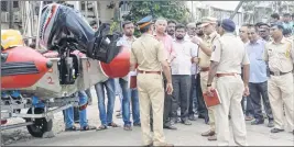  ??  ?? Police officers at Dadar Chowpatty to investigat­e the death of three boys on Saturday.