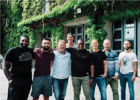  ?? FOTO: SACHARIAS KÄLLDÉN ?? PÅ G. Gänget som ska jobba med Farstalyft­et: Pa Musa Jallow, Rostem Akman, Lasse Wihman, André Ringqvist, Lamin Touray, Stefan Nilsson, Tobe Fornander och Hoger Salih.