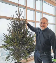  ?? FOTOS: PRIVAT ?? Wolfgang Rudischhau­ser hat sich fürs Weihnachts­fest extra einen Baum nach Chengdu bestellt ...