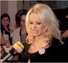  ?? [ Panhans Holding Group] ?? Pamela Anderson war zu Besuch am Semmering.