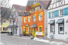  ?? FOTOS: DPA ?? Das bunte Haus von Georg Bayer ist zweifellos ein Hingucker.