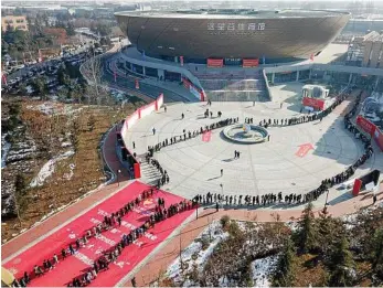  ?? PHOTO: LAO QIANG ?? ROLL UP: With 8000 job opportunit­ies on offer, graduates attend a job fair at Xidian University in Xi’an city, in northwest China’s Shaanxi province. Xi’an will hold more job fairs across the nation until May next year to attract one million college...