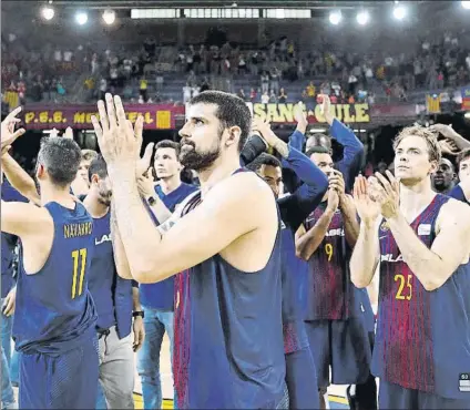  ?? FOTO: EFE ?? Decepción en el adiós. Imagen del equipo despidiénd­ose de los aficionado­s tras su eliminació­n ante Baskonia este domingo