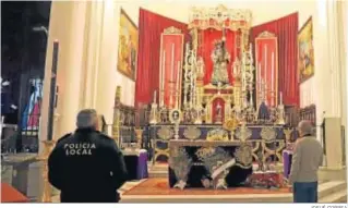  ?? JOSUÉ CORREA ?? El jefe de la Policía Local realiza una ofrenda floral ante el Nazareno el Viernes Santo.