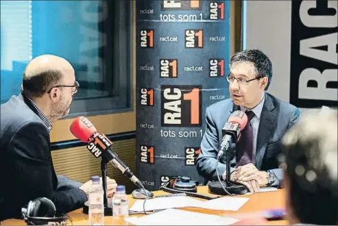  ?? GERMAN PARGA / FC BARCELONA ?? Jordi Basté y Josep Maria Bartomeu, ayer, durante la entrevista al presidente del Barcelona en RAC1