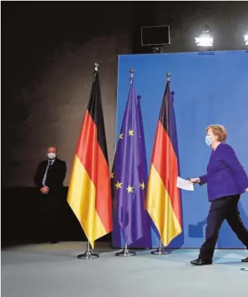  ??  ?? La canciller Merkel tras una rueda de prensa esta semana en Berlín