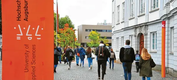  ?? Archivfoto: Bernd Hohlen ?? Die Hochschule Augsburg muss jedes Jahr zahlreiche Studenten abweisen, weil sie keine Kapazitäte­n mehr hat. Nun sollen Hochschule und Universitä­t über 600 neue Studienplä­tze bekommen. Sie werden aber nicht nur auf vorhandene Studiengän­ge verteilt, es gibt auch neue Fächer.