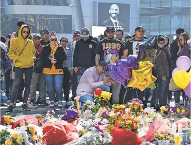  ?? ROBERT HANASHIRO/ USA TODAY ?? Hundreds gathered across from Staples Center in Los Angeles the day after Kobe Bryant’s death.