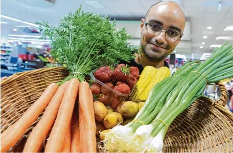  ?? Foto: Marcus Merk ?? Christian Gattuso, stellvertr­etender Filialleit­er des Rewe Markts in Gersthofen, zeigt eine Auswahl in der Region hergestell­ter Lebensmitt­el. Es gibt auch zahlreiche weitere Produkte, von denen kaum bekannt ist, dass auch sie im Augsburger Land...