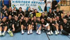  ?? Foto: Rawein ?? Die Kissinger Handballer­innen bejueblten die Meistersch­aft: (hinten von links) Martina Krüger, Katrin Winter, Trainerin Julia Rawein, Melanie Pusch, Sarah Gottwald, Eva Schmuhalek, Doro Zerbs, Franziska Kolberg, Bianca Sirch, (vorne von links) Charlotte Ruh, Anne Marb, Lisa Neumeier, Leonie Birnkammer, Rojin Genitheim, Hanna Neumeier, Kristina Wiesenberg, Fiona Meisetschl­äger und Eva Rohrmoser.