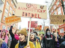  ?? Na konci února autonomní sociální centrum na pražském Žižkově podpořila demonstrac­e. FOTO MAFRA - JAN ZÁTORSKÝ ?? Na podporu Kliniky.