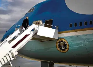  ?? DOUG MILLS/THE NEW YORK TIMES–26/1/2017 ?? Ilustre passageiro. Trump embarca no Air Force One para encontro do Partido Republican­o