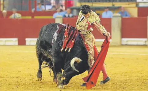  ?? // FABIÁN SIMÓN ?? Morante de la Puebla se enrosca el toro a la cintura en un natural