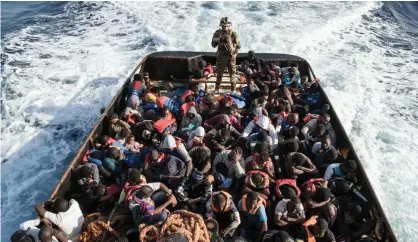  ?? FOTO: LEHTIKUVA/AFP/TAHA JAWASHI ?? FARLIG FäRD. Färre immigrante­r har kommit till EU sjövägen i år jämfört med i fjol. Men till exempel Spanien får nu ta emot flera flyktingar än tidigare.