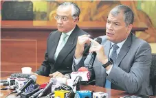  ?? FOTO: AP ?? Rafael Correa, junto a su abogado Gutemberg Vera, testificó sobre un caso de presunta corrupción en la fiscalía de Guayaquil.