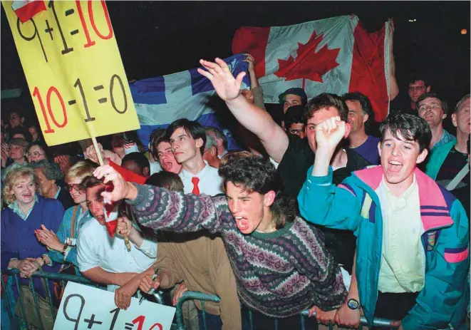  ?? FRED CHARTRAND LA PRESSE CANADIENNE ?? Des manifestan­ts montrent leur soutien à l’accord du lac Meech quelques heures avant que celui-ci soit définitive­ment rejeté en juin 1990.