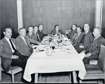  ?? ARXIU MONTSERRAT TARRADELLA­S I MACIÀ ?? Tarradella­s (segundo por la derecha) en una cena con diputados del Parlament en julio de 1954 en México