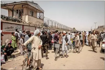  ?? Jim Huylebroek / New York Times ?? Crowds of people seeking to get out of the country gather at the internatio­nal airport in Kabul, Afghanista­n, on Wednesday.