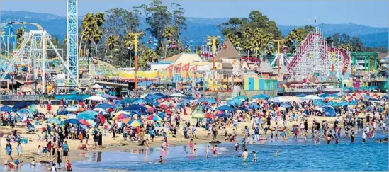  ?? Spondyloli­thesis Getty Images / iStockphot­o ?? SANTA CRUZ, a university town, features an ideal mix of diversions for teenagers, including plenty of shopping, restaurant­s and, of course, the bustling boardwalk.