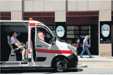  ?? SUSANNA SÁEZ / EFE ?? Una ambulancia, a su llegada al Hospital Clínico de Barcelona.