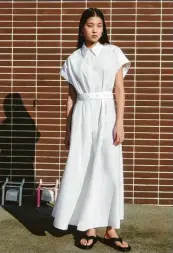  ?? Foto: Ivy Oak, dpa ?? Ein Mode-Must-have für den Sommer: das weiße Kleid. Hier von Ivy Oak (Kleid ca. 345 Euro).