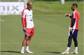  ?? RaFaEl PaCHECO ?? Douglas Sequeira junto al portero Adonis Pineda en un entrenamie­nto de la Selección Preolímpic­a.