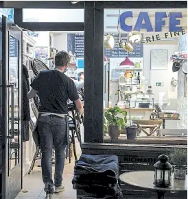  ?? Afp ?? Un café de Berlín, listo para el nuevo cierre hasta fin de mes