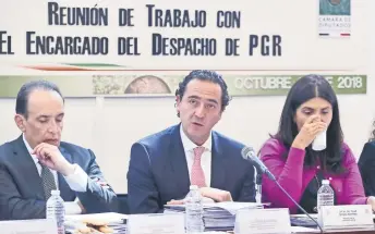  ??  ?? Alberto Elías Beltrán, encargado de despacho de la Procuradur­ía General de la República (centro), sostuvo una reunión de trabajo con integrante­s de la Comisión de Justicia de la Cámara de Diputados.