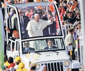  ??  ?? ► Cerca de las 10.00 llegó ayer el Papa Francisco a la elipse del Parque O´Higgins.