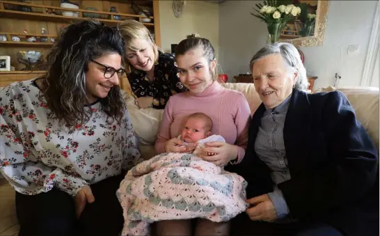  ?? (Photo Frantz Bouton) ?? Entourant la petite Meï, née le  décembre dernier à Grasse, sa maman Lara,  ans, sa grand-mère Stéphanie,  ans, son arrière-grand-mère, Lina,  ans et son arrière-arrière-grand-mère Thérèse,  ans.