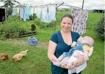  ?? PHOTO: MARK TAYLOR/STUFF ?? Te Awamutu mother Kerry Thomas helped attend to other mothers while in labour in Waikato Hospital’s overrun maternity ward.