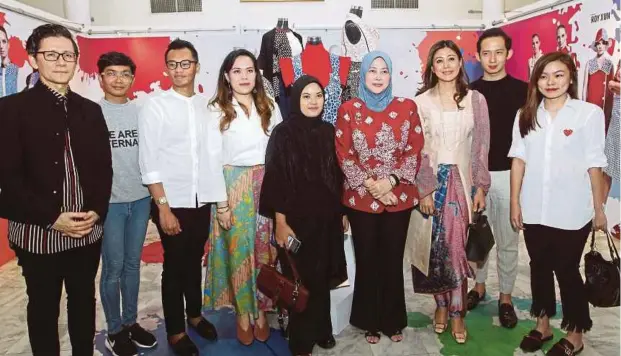  ?? [FOTO ASWADI ALIAS/BH] ?? Tunku Nurhayati (empat dari kanan) dan Tan (kiri) bersama pereka fesyen pada pelancaran Pameran Fesyen Batik Kelantan di Kuala Lumpur.