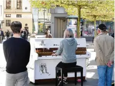  ?? Foto: Ulrich Wagner ?? Während der Aktion „Play me, I’m yours“standen Klaviere auf vielen Plätzen und je der durfte spielen.